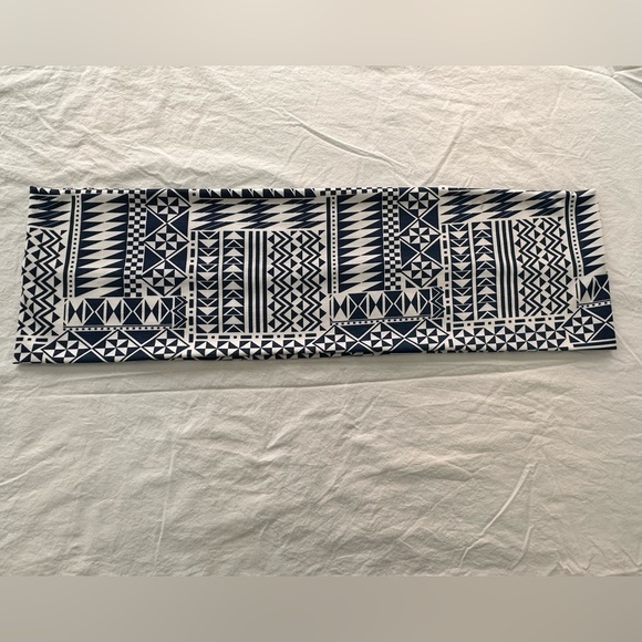 🎉Geometric Design Blue & White Infinity Scarf - Very Pretty - Picture 3 of 7